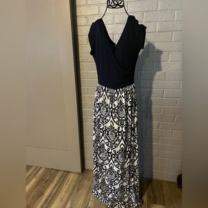 Gilli Navy Top with White and Navy Printed Maxi Skirt